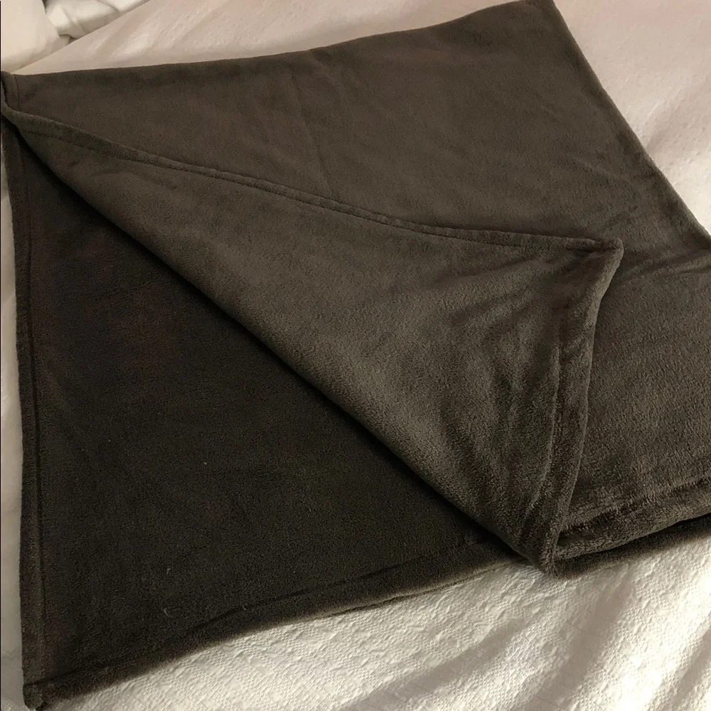 FLEECE THROW BLANKET • CHOCOLATE BROWN • 66” x 70”